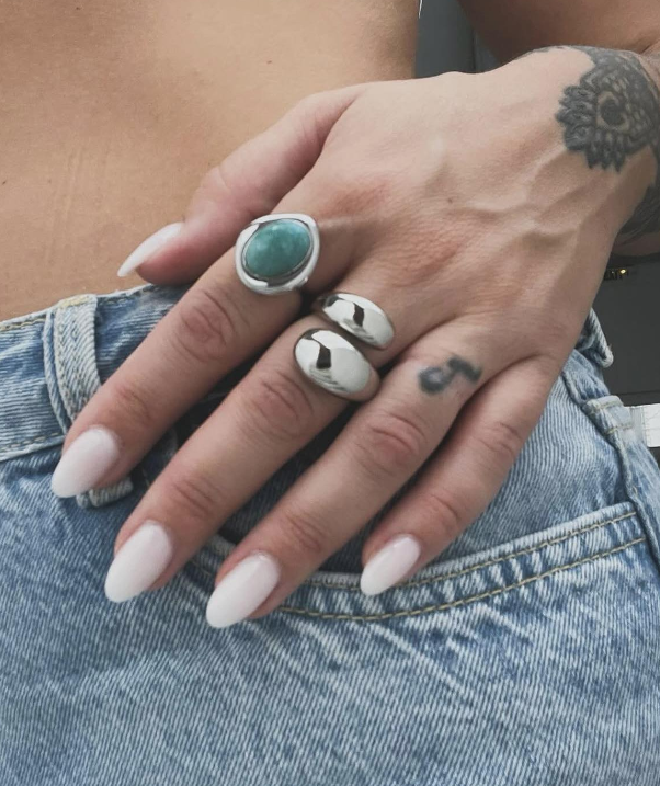 Statement δαχτυλίδια σε καθημερινό look με τζιν